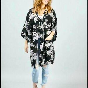Spiritual Gangster maya black/white floral kimono.